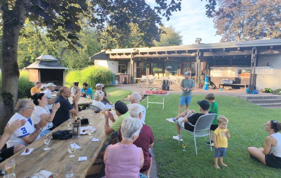 Unser Tennisclub feiert erfolgreiche Doppelclubmeisterschaft trotz Hitzewelle