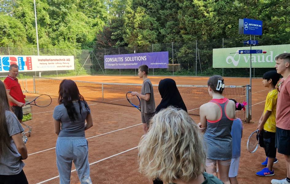 Integrationsanlass mit IK DaZ-Schülern: Tennis spielerisch entdecken